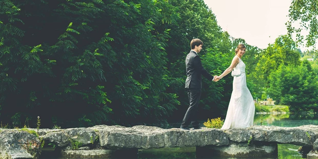 Hochzeitsfotos - Spalt - Brautpaar auf Brücke in der Natur  Fotograf Ulm Beautiful young Caucasian newlyweds in nature in Sommer fotografulm.com - Fotograf Ulm