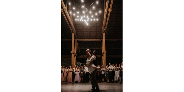 Hochzeitsfotos - Bezirk Grieskirchen - Hochzeit am Oberbauergut in Leonding Oberösterreich - Hochzeitstanz - Kosia Photography