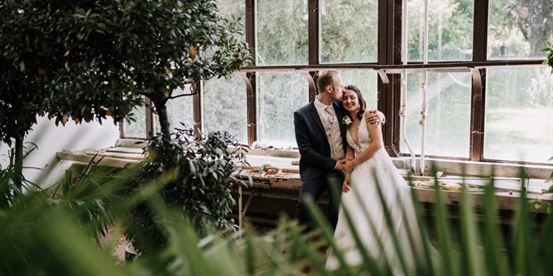 Hochzeitsfotos - Bezirk Grieskirchen - Hochzeit im Stift Wilhering Oberösterreich - Hochzeitsshooting im Gewächshaus in Wilhering - Kosia Photography
