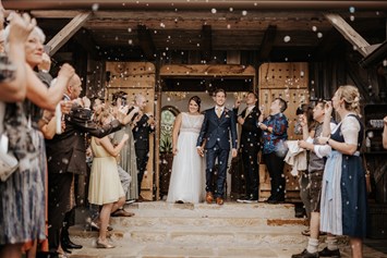 Hochzeitsfotograf: Hochzeit im Vedahof in Gramastetten Oberösterreich - Auszug Brautpaar nach der Trauung - Kosia Photography