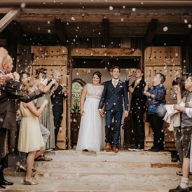Hochzeitsfotograf: Hochzeit im Vedahof in Gramastetten Oberösterreich - Auszug Brautpaar nach der Trauung - Kosia Photography