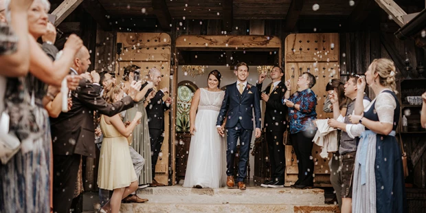 Hochzeitsfotos - Bezirk Grieskirchen - Hochzeit im Vedahof in Gramastetten Oberösterreich - Auszug Brautpaar nach der Trauung - Kosia Photography