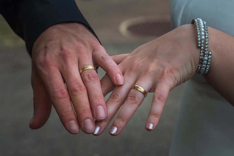 Hochzeitsfotograf: Die Zeichen der Gemeinsamkeiit, wunderschöne Ringe - Markus Eymann