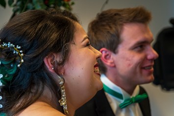 Hochzeitsfotograf: Gespannt lauscht das Brautpaar den Worten der Traurednerin - Markus Eymann