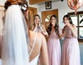 Hochzeitsfotograf: Schöne Momente beim Getting Ready der Braut - Monika Wittmann Photography