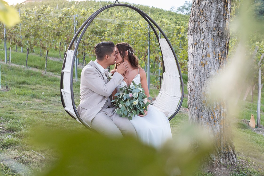 Hochzeitsfotograf: Romantischer Kuss in den Weinbergen - Monika Wittmann Photography
