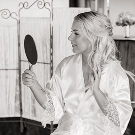 Hochzeitsfotograf: Wunderschöne Braut beim Styling - Monika Wittmann Photography