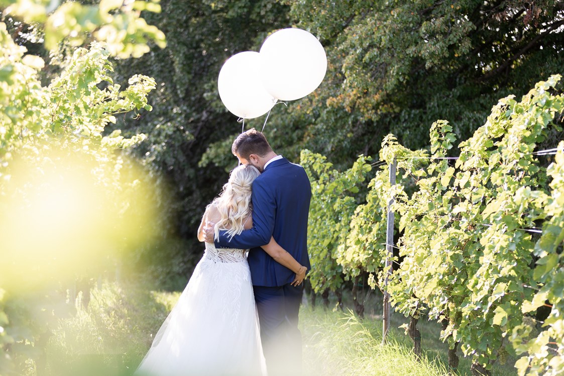 Hochzeitsfotograf: Romantische Augenblicke im Weingarten - Monika Wittmann Photography