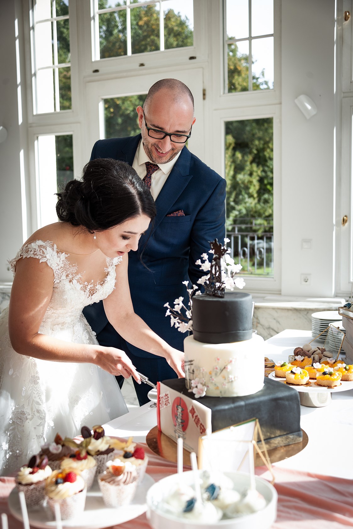 Hochzeitsfotograf: Anschneiden der Hochzeitstorte  - Zerina Kaps Photography 