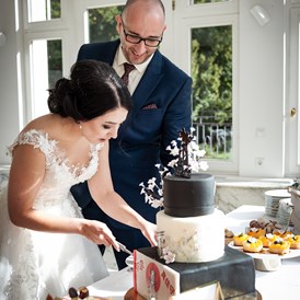 Hochzeitsfotograf: Anschneiden der Hochzeitstorte  - Zerina Kaps Photography 