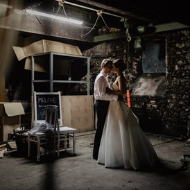 Hochzeitsfotograf: Wedding Couple Intimate Moment Eventlocation Weingut Hahn Hochborn Alexander Sinner - Alexander Sinner