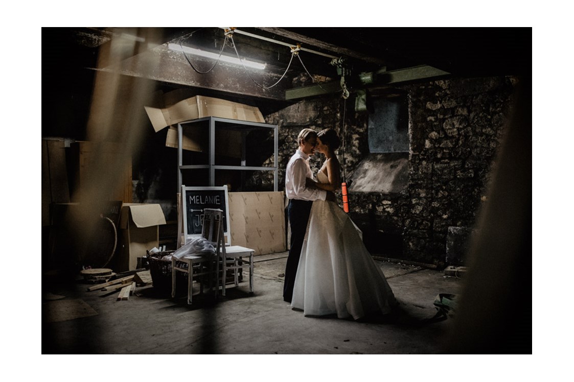 Hochzeitsfotograf: Wedding Couple Intimate Moment Eventlocation Weingut Hahn Hochborn Alexander Sinner - Alexander Sinner