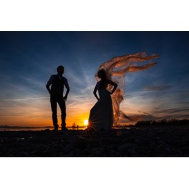 Hochzeitsfotograf: Ja, ja, ich weiß schon: Sonnenuntergänge sind kitschig. Und trotzdem ziehen sie den Blick an, weil sie nun mal tolles Licht mitbringen...  - Andrea Kühl - coolwedding photography