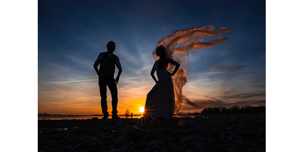 Hochzeitsfotos - Art des Shootings: Hochzeits Shooting - Oberbayern - Ja, ja, ich weiß schon: Sonnenuntergänge sind kitschig. Und trotzdem ziehen sie den Blick an, weil sie nun mal tolles Licht mitbringen...  - Andrea Kühl - coolwedding photography