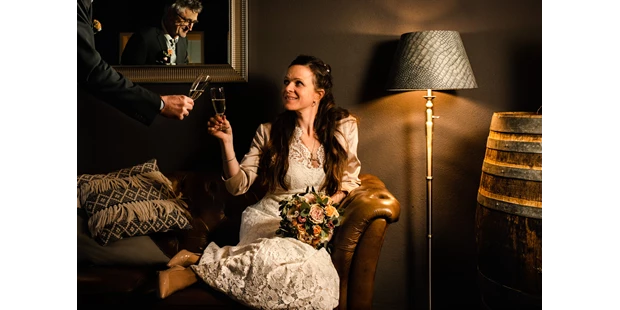 Hochzeitsfotos - Art des Shootings: Hochzeits Shooting - Oberbayern - Brautpaarshooting im Café  - Andrea Kühl - coolwedding photography
