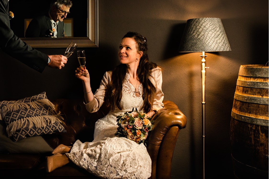 Hochzeitsfotograf: Brautpaarshooting im Café  - Andrea Kühl - coolwedding photography