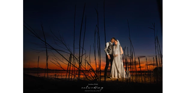 Hochzeitsfotos - Art des Shootings: Hochzeits Shooting - Oberbayern - After Wedding Shooting am Chiemsee. Hinterher ist es einfach nicht mehr so wichtig, ob das Kleid angeschmutzt wird oder nicht. Und diese umwerfenden Kleider sind einfach zu schön, um nur ein Mal getragen zu werden! - Andrea Kühl - coolwedding photography