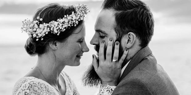 Hochzeitsfotos - Wildsteig - Am Lieblingsplatz des Brautpaares, auf dem Bodensee, hatten wir ein tolles after wedding shooting. Der krönende Abschluss, war der Sprung ins kühle Nass. Nach vielen gemeinsamen Jahren war es bestimmt, kein Sprung in das Ungewisse sondern in eine wunderbare gemeinsame Zukunft.  - Glücksbild Fotografie