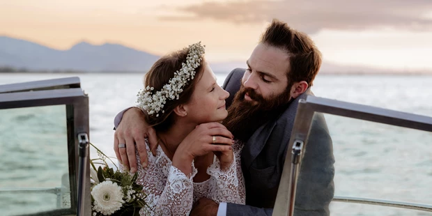 Hochzeitsfotos - Wildsteig - Am Lieblingsplatz des Brautpaares, auf dem Bodensee, hatten wir ein tolles after wedding shooting. Der krönende Abschluss, war der Sprung ins kühle Nass. Nach vielen gemeinsamen Jahren war es bestimmt, kein Sprung in das Ungewisse sondern in eine wunderbare gemeinsame Zukunft.  - Glücksbild Fotografie