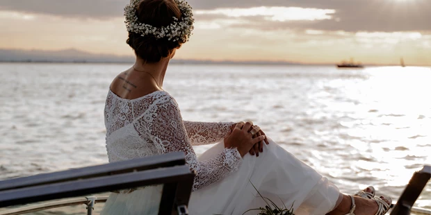Hochzeitsfotos - Wildsteig - Am Lieblingsplatz des Brautpaares, auf dem Bodensee, hatten wir ein tolles after wedding shooting. Der krönende Abschluss, war der Sprung ins kühle Nass. Nach vielen gemeinsamen Jahren war es bestimmt, kein Sprung in das Ungewisse sondern in eine wunderbare gemeinsame Zukunft.  - Glücksbild Fotografie