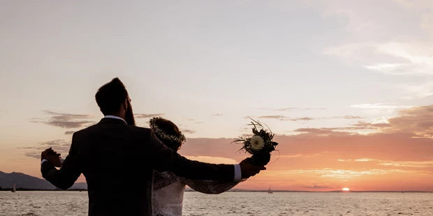 Hochzeitsfotos - Wildsteig - Am Lieblingsplatz des Brautpaares, auf dem Bodensee, hatten wir ein tolles after wedding shooting. Der krönende Abschluss, war der Sprung ins kühle Nass. Nach vielen gemeinsamen Jahren war es bestimmt, kein Sprung in das Ungewisse sondern in eine wunderbare gemeinsame Zukunft.  - Glücksbild Fotografie