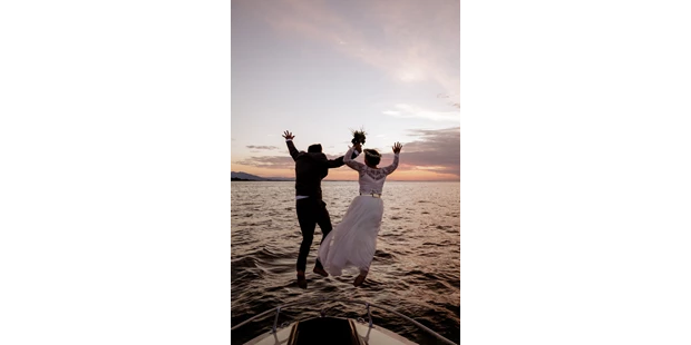 Hochzeitsfotos - Wildsteig - Am Lieblingsplatz des Brautpaares, auf dem Bodensee, hatten wir ein tolles after wedding shooting. Der krönende Abschluss, war der Sprung ins kühle Nass. Nach vielen gemeinsamen Jahren war es bestimmt, kein Sprung in das Ungewisse sondern in eine wunderbare gemeinsame Zukunft.  - Glücksbild Fotografie