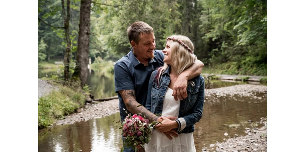 Hochzeitsfotos - Wildsteig - Dieses bezaubernde Paar durfte ich gleich mit der ganzen Familie bei einem After Wedding Shooting mit meiner Kamera festhalten. - Glücksbild Fotografie