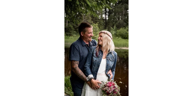 Hochzeitsfotos - Wildsteig - Dieses bezaubernde Paar durfte ich gleich mit der ganzen Familie bei einem After Wedding Shooting mit meiner Kamera festhalten. - Glücksbild Fotografie