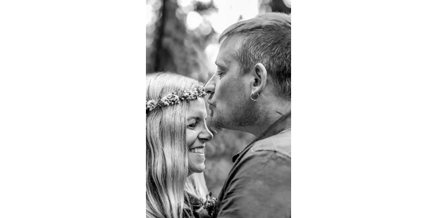 Hochzeitsfotos - Wildsteig - Dieses bezaubernde Paar durfte ich gleich mit der ganzen Familie bei einem After Wedding Shooting mit meiner Kamera festhalten. - Glücksbild Fotografie