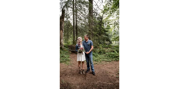 Hochzeitsfotos - Wildsteig - Dieses bezaubernde Paar durfte ich gleich mit der ganzen Familie bei einem After Wedding Shooting mit meiner Kamera festhalten. - Glücksbild Fotografie