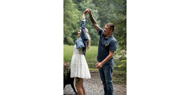 Hochzeitsfotos - Wildsteig - Dieses bezaubernde Paar durfte ich gleich mit der ganzen Familie bei einem After Wedding Shooting mit meiner Kamera festhalten. - Glücksbild Fotografie