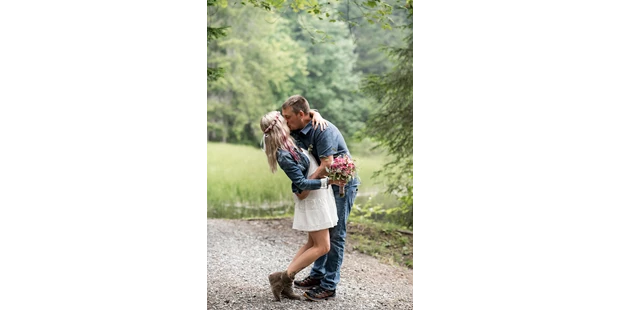 Hochzeitsfotos - Wildsteig - Dieses bezaubernde Paar durfte ich gleich mit der ganzen Familie bei einem After Wedding Shooting mit meiner Kamera festhalten. - Glücksbild Fotografie