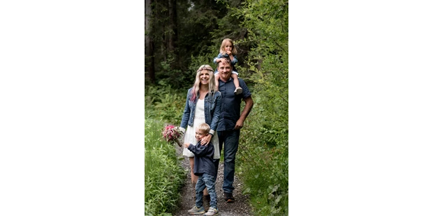 Hochzeitsfotos - Wildsteig - Dieses bezaubernde Paar durfte ich gleich mit der ganzen Familie bei einem After Wedding Shooting mit meiner Kamera festhalten. - Glücksbild Fotografie