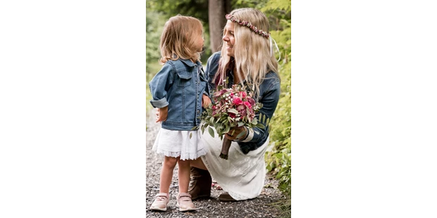 Hochzeitsfotos - Wildsteig - Dieses bezaubernde Paar durfte ich gleich mit der ganzen Familie bei einem After Wedding Shooting mit meiner Kamera festhalten. - Glücksbild Fotografie