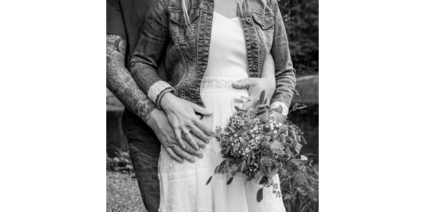 Hochzeitsfotos - Wildsteig - Dieses bezaubernde Paar durfte ich gleich mit der ganzen Familie bei einem After Wedding Shooting mit meiner Kamera festhalten. - Glücksbild Fotografie