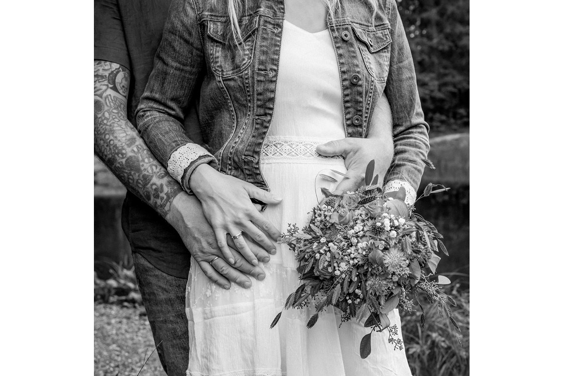 Hochzeitsfotograf: Dieses bezaubernde Paar durfte ich gleich mit der ganzen Familie bei einem After Wedding Shooting mit meiner Kamera festhalten. - Glücksbild Fotografie