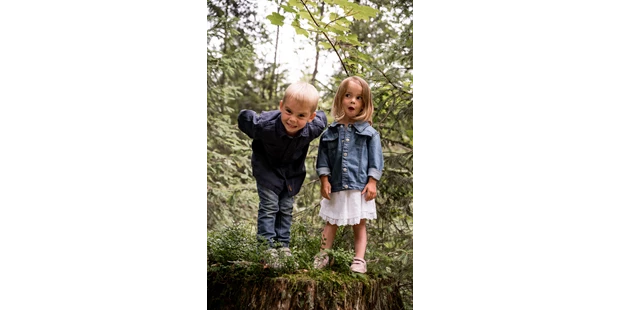 Hochzeitsfotos - Wildsteig - Dieses bezaubernde Paar durfte ich gleich mit der ganzen Familie bei einem After Wedding Shooting mit meiner Kamera festhalten. - Glücksbild Fotografie