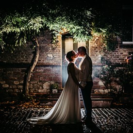 Hochzeitsfotograf: Brautpaarportraitsbilder bei Nacht - Matthias Raith Hochzeitsfotograf