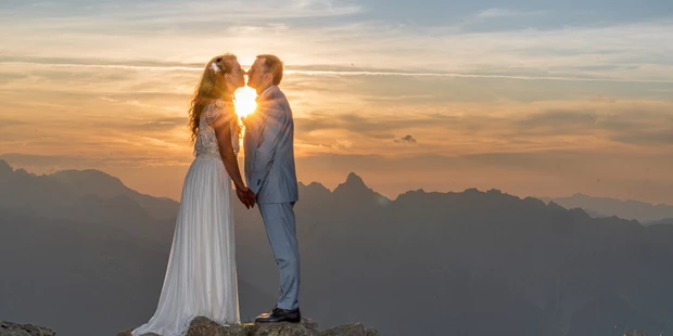 Hochzeitsfotos - Art des Shootings: Hochzeits Shooting - Appenzell - Brautpaarshooting bei Sonnenuntergang in den Bergen - Johannes Netzer