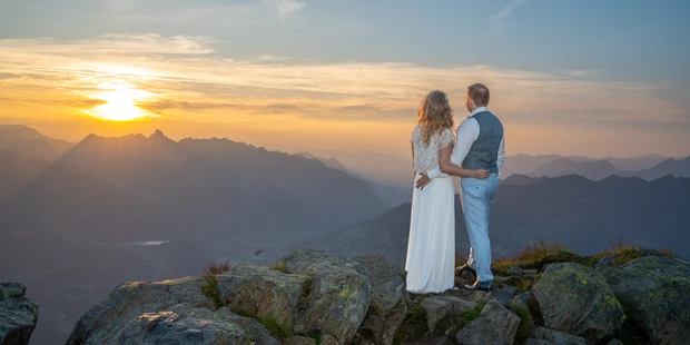 Hochzeitsfotos - Art des Shootings: Hochzeits Shooting - Appenzell - Brautpaarshooting bei Sonnenuntergang in den Bergen - Johannes Netzer
