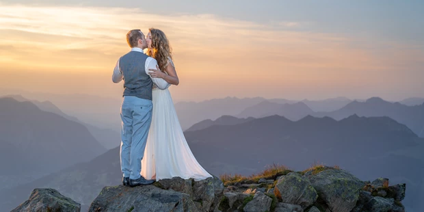 Hochzeitsfotos - Art des Shootings: Hochzeits Shooting - Appenzell - Brautpaarshooting bei Sonnenuntergang in den Bergen - Johannes Netzer