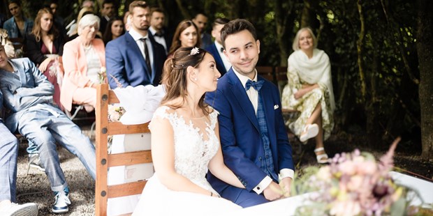 Hochzeitsfotos - Copyright und Rechte: Bilder auf Social Media erlaubt - Schwäbische Alb - Hochzeitsreportage Freie Trauung  - Wedding Dreaming