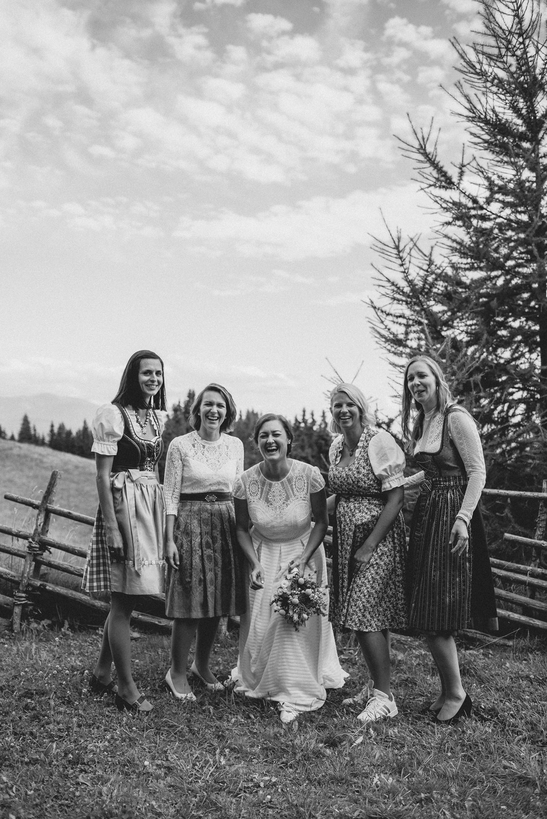 Hochzeitsfotograf: Gruppenfoto auf der Schulterkogelhütte - Lydia Jung Photography