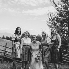 Hochzeitsfotograf: Gruppenfoto auf der Schulterkogelhütte - Lydia Jung Photography