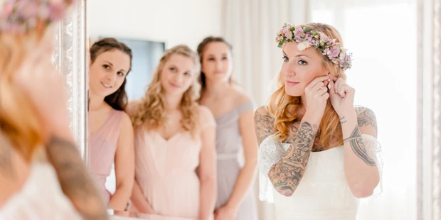 Hochzeitsfotos - Bezirk Klagenfurt - Boho Hochzeit in Klagenfurt
Getting ready mit Brautjungfern - Lydia Jung Photography