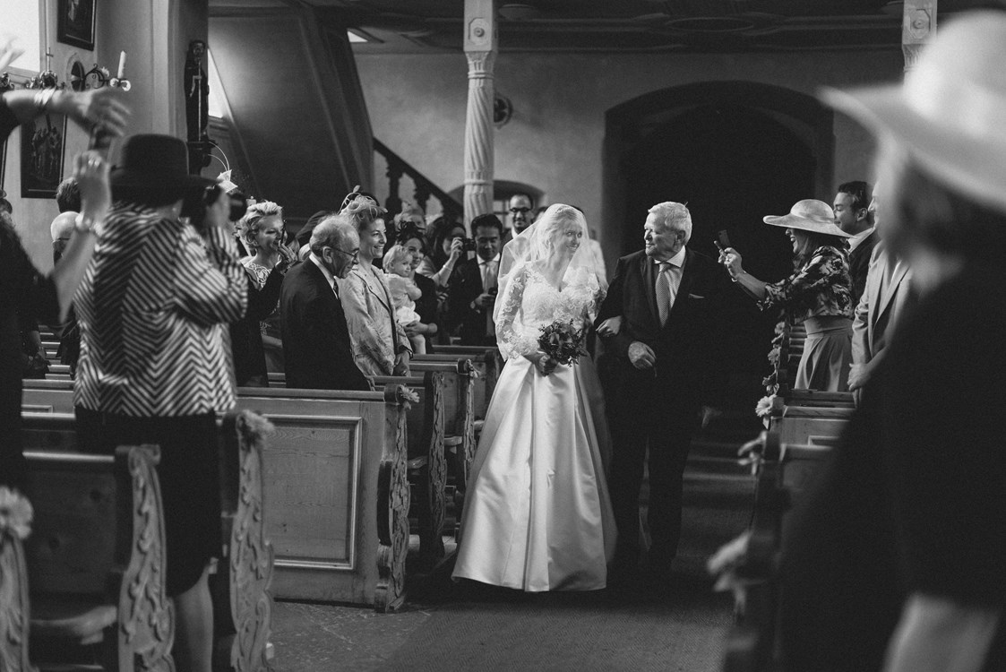 Hochzeitsfotograf: Einzug der Braut bei kirchlicher Trauung in Kitzbühl 
Tirol - Lydia Jung Photography