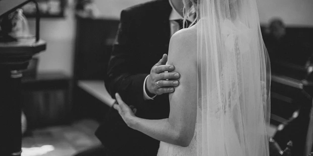 Hochzeitsfotos - Bezirk Klagenfurt - Erster Kuss 
Hochzeit in Wolfsberg - Lydia Jung Photography