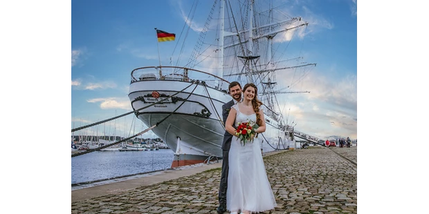 Hochzeitsfotos - Fotobox mit Zubehör - Wietze - Hochzeitsfotograf Stralsund, Fotograf gesucht, günstiger Hochzeitsfotograf, Hochzeitsfotograf gesucht, Standesamt Stralsund, Gorch Fock1 - Hochzeitsfotograf Karl-Heinz Fischer