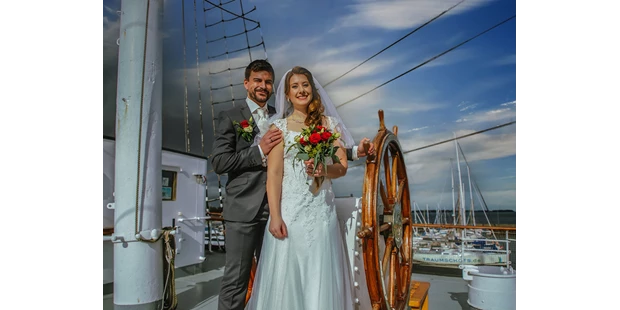 Hochzeitsfotos - Fotobox mit Zubehör - Wietze - Hochzeitsfotograf Stralsund, Fotograf gesucht, günstiger Hochzeitsfotograf, Hochzeitsfotograf gesucht, Standesamt Stralsund, Gorch Fock1 - Hochzeitsfotograf Karl-Heinz Fischer