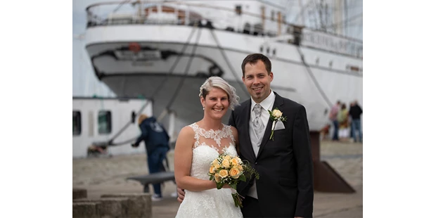 Hochzeitsfotos - Fotobox mit Zubehör - Wietze - 1. Fotograf Stralsund, Fotograf Hochzeit, Fotograf gesucht, günstiger Hochzeitsfotograf Standesamt Stralsund, ehemaliges Segelschulschiff Gorch Fock 1 - Hochzeitsfotograf Karl-Heinz Fischer